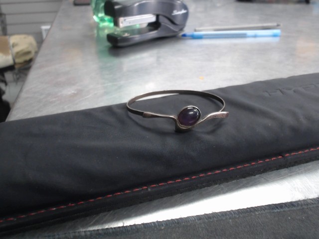 Bracelet avec pierre mauve