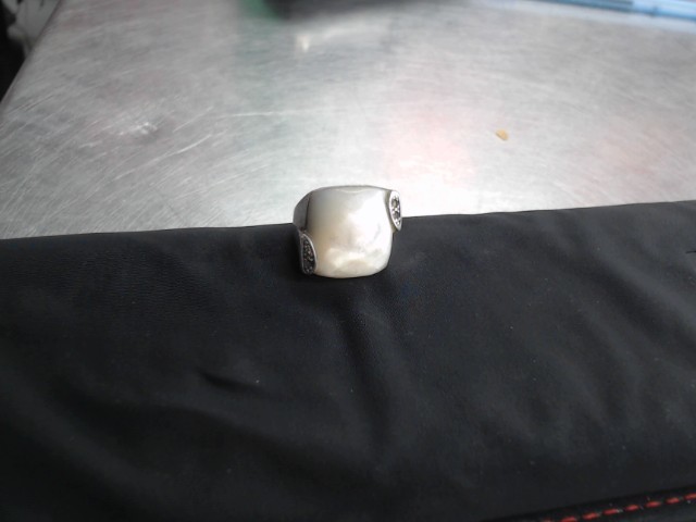Bague en argent avec grosse pierre