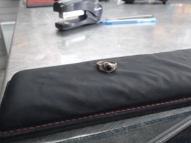 Bague avec petite pierre noir