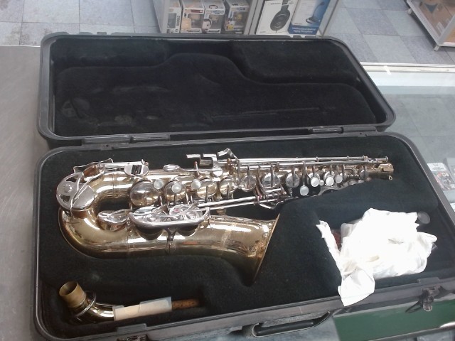 Saxophone usager avec case 