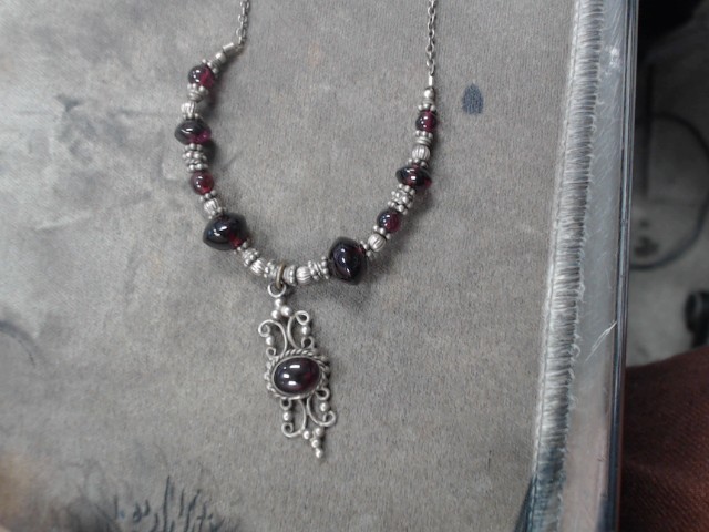 Chaine avec perle mauve