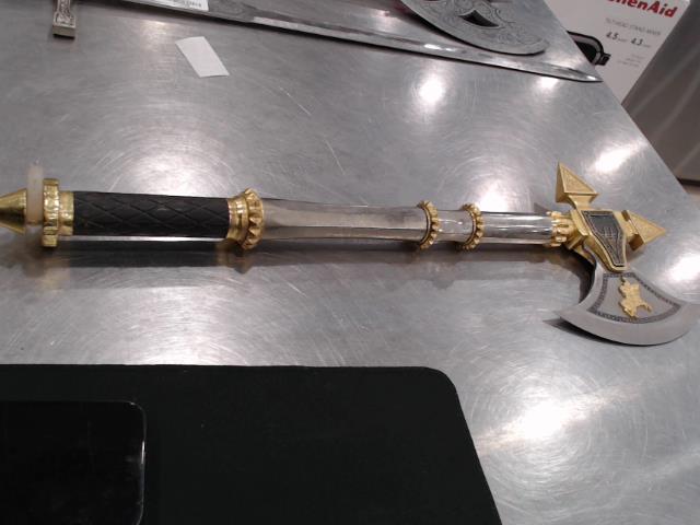 Hache en fer avec petit manche