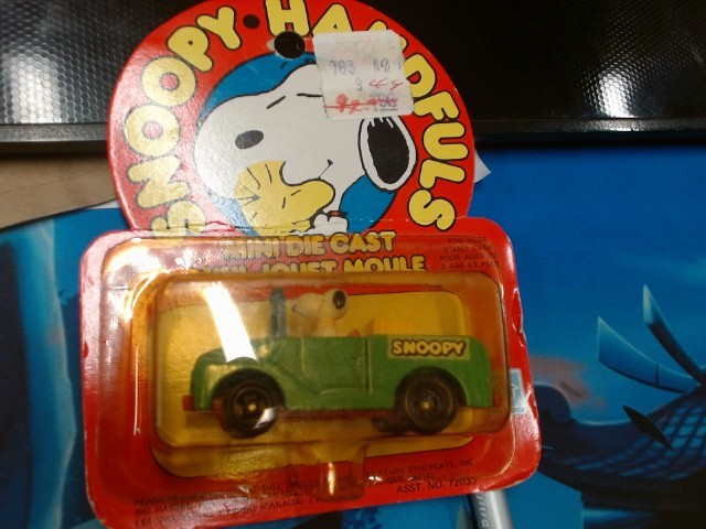 Mini die cast snoopy handfuls