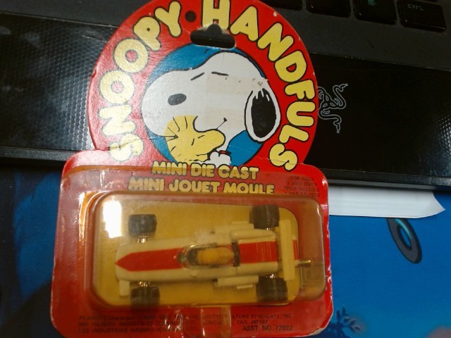 Mini die cast snoopy handfuls