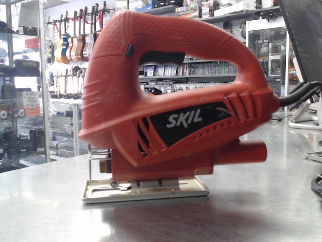 Scie sauteuse a fil rouge