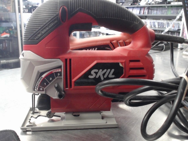 Scie sauteuse a fil rouge