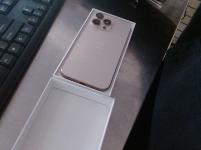 Iphone 16 pro max 256gb batt 100%