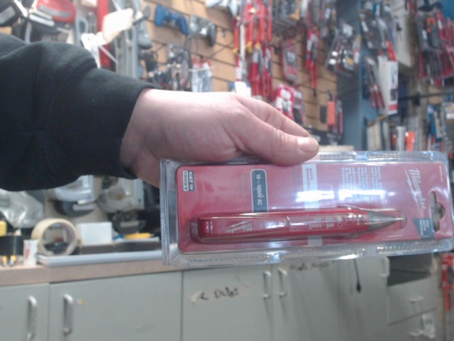 Dual range voltage detector