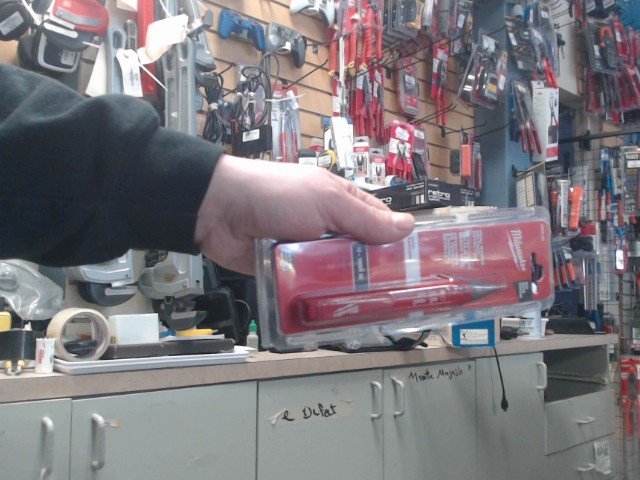 Dual range voltage detector