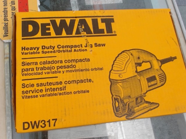 Scie sauteuse neuf dans boite