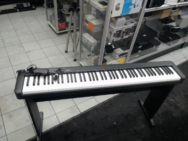 Synthetiseur casio avec trepied