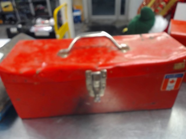 Tool box avec outils divers