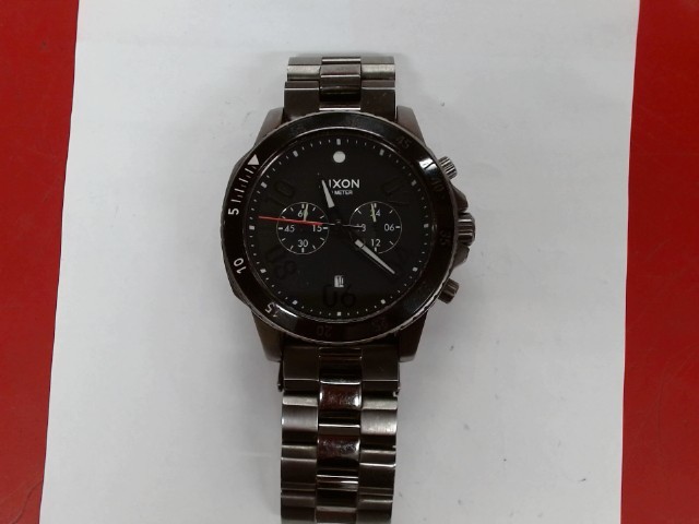 Montre nixon couleur gris fonce