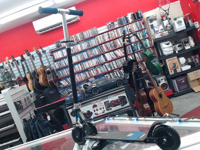 Trotinette pour enfant bleu et noir 120c