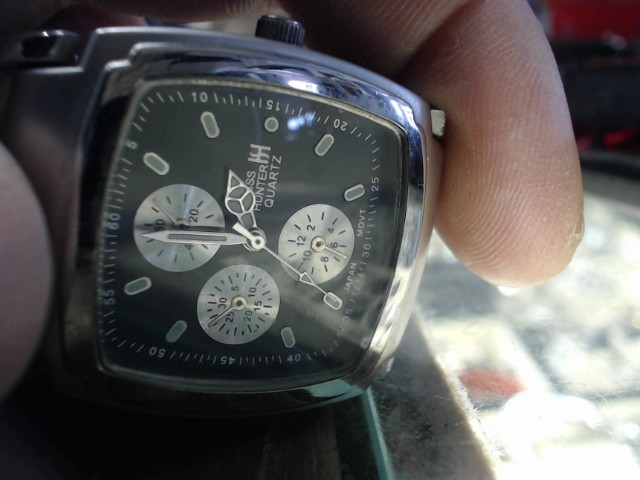 Montre carre font noir