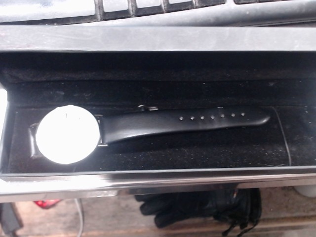 Montre dans petit case noir