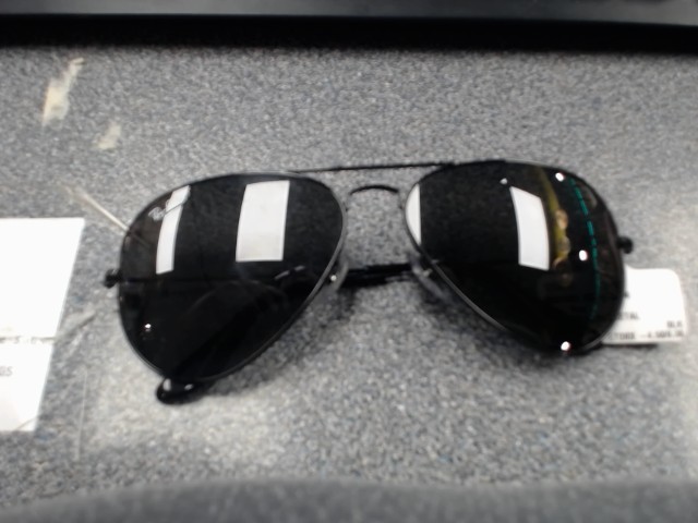 Lunette soleille noir dans son sac