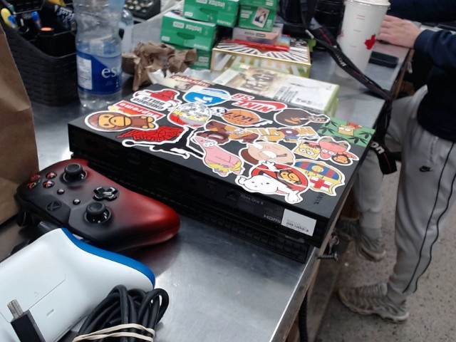 Xbox one x   512 gb noir +2 cont+fil