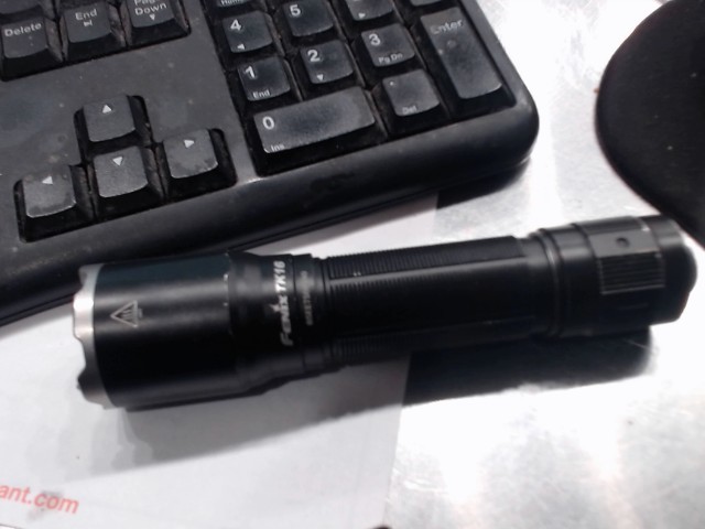 Tres bonne flashlight + etui