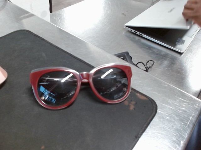 Lunette de soleil femme rouge