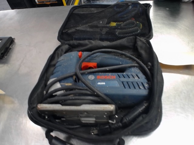 Scie sauteur dans case + outils divers