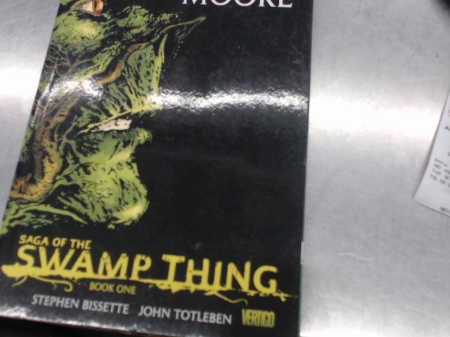 Livre alan moore swamp thing