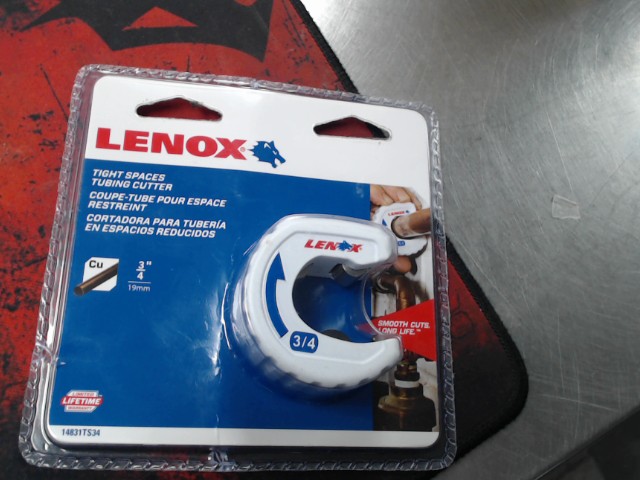 Coupe tube pour espace restreint