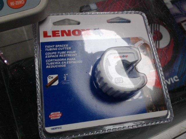 Coupe tuyaus pour espace restrein