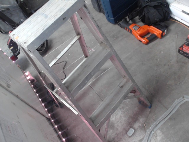 Escabeau a 2 marche en aluminium