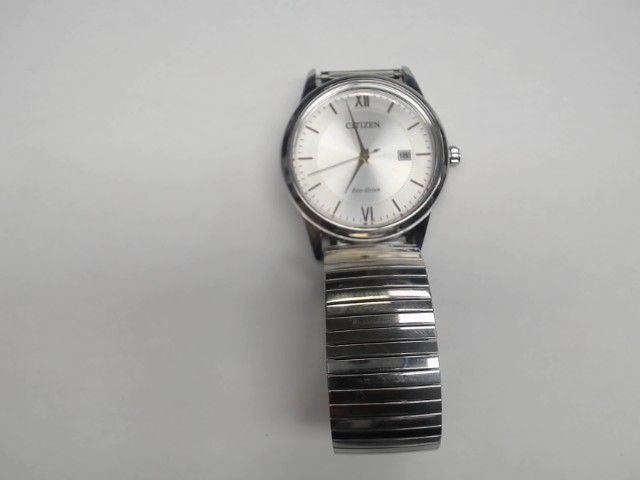 Montre citizen fond blanc bracelet gris