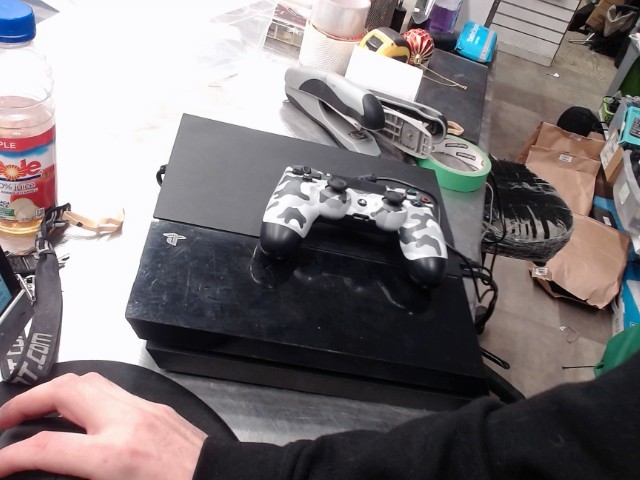 Console ps4 + manette camouflage arm�