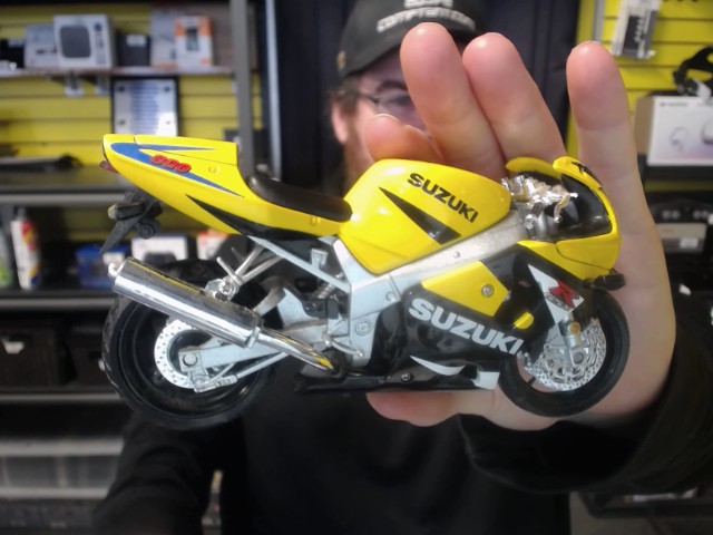 Moto de collection suzuki jaune