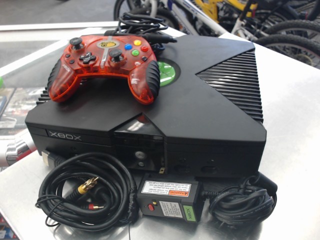 Console xbox classic avec man et fil