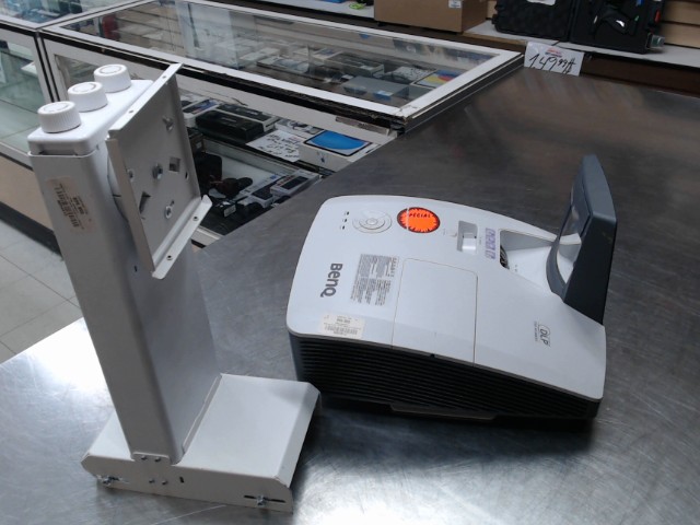 3500 lum ultra-short throw dlp projector