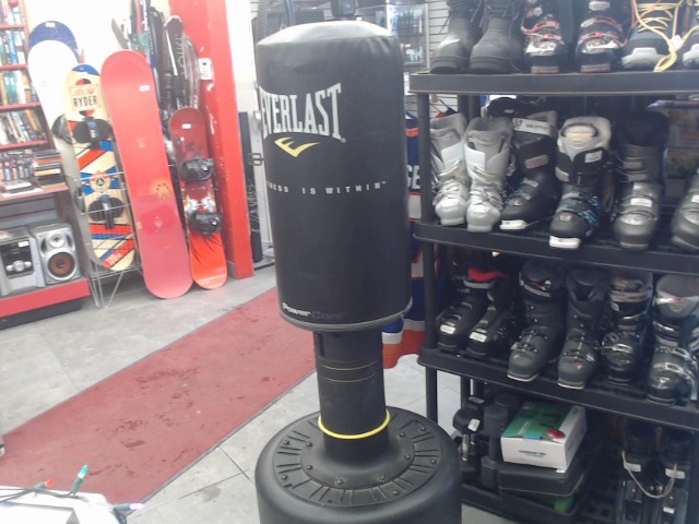 Punching bag noir sur pied