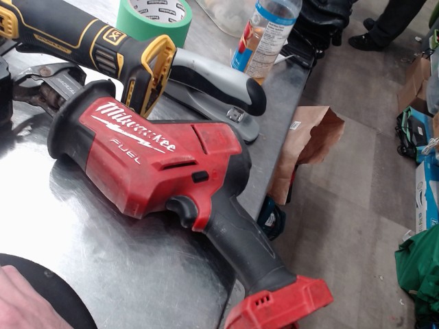 Scie a main milwaukee