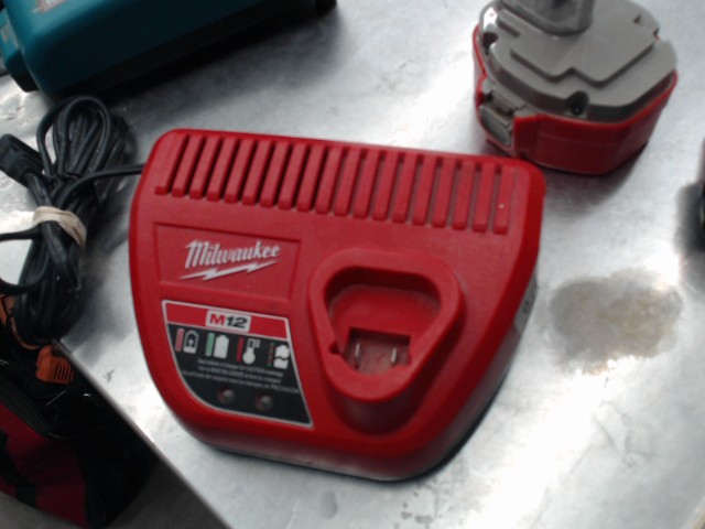 Chargeur m12 12v