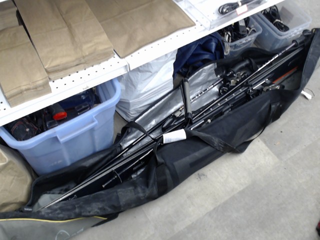 Set de ski noir gris avec batons