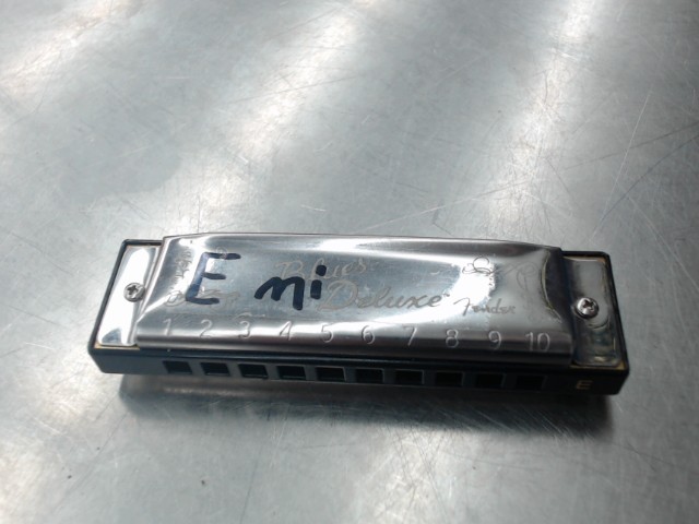 Harmonica avec autocollant marque e mi