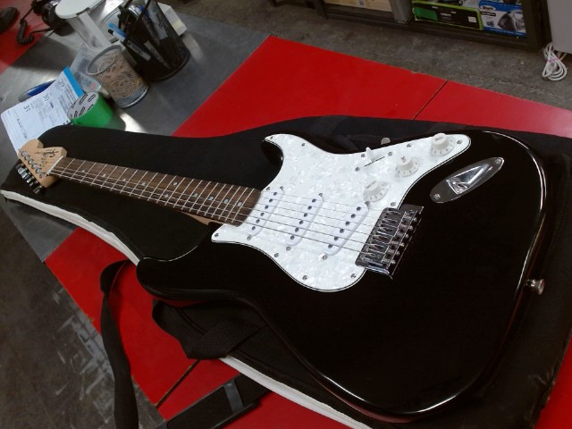 Guitare electrique noir+case