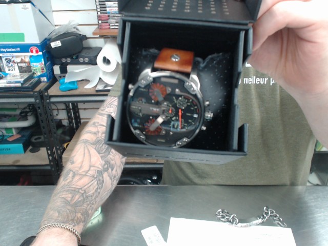 Montre diesel dans boite noir