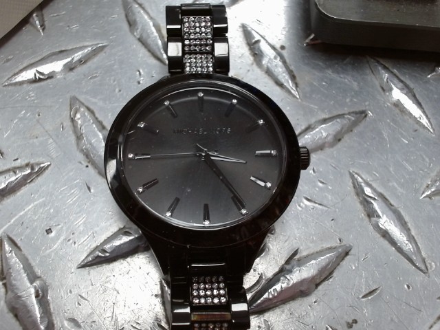Montre mk noir  avec boite