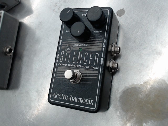 Pedale a effet silencer noir et gris