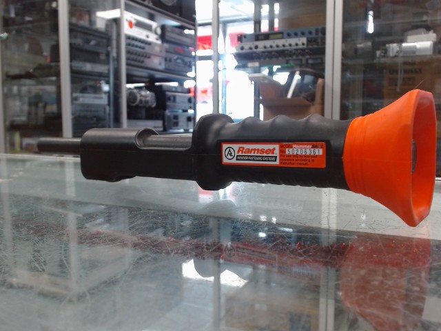 Gun a clou a douille