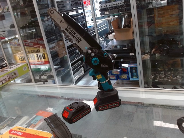 Scie avec 2 batteries + char