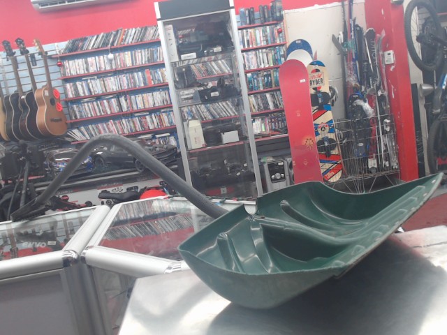 Pelle a neige ergonomique verte