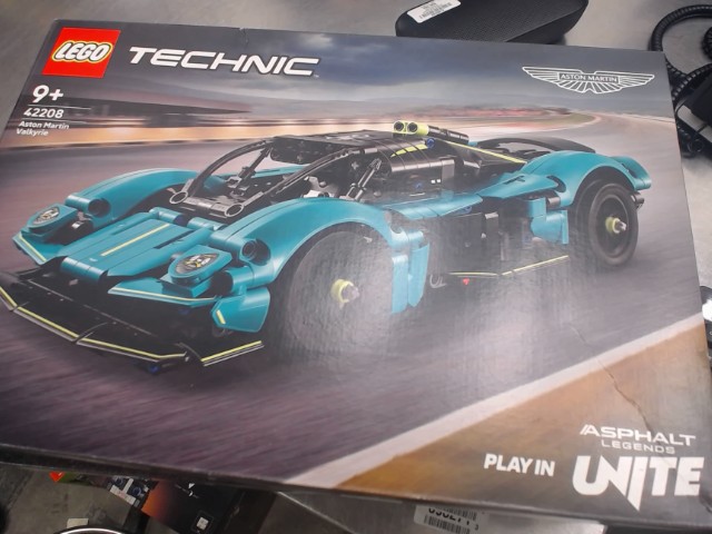 Lego aston martin valkyrie neuf