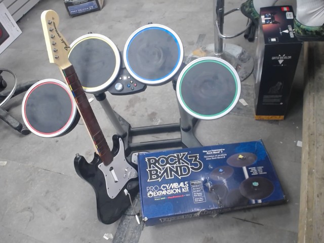 Drum kit et guitare rockband avec acc