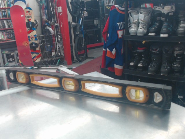 Niveau a 2 pied a 3 crans