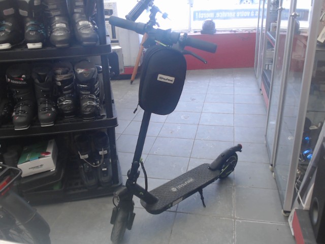 Trotinette elecrique 25kmh verte et noir